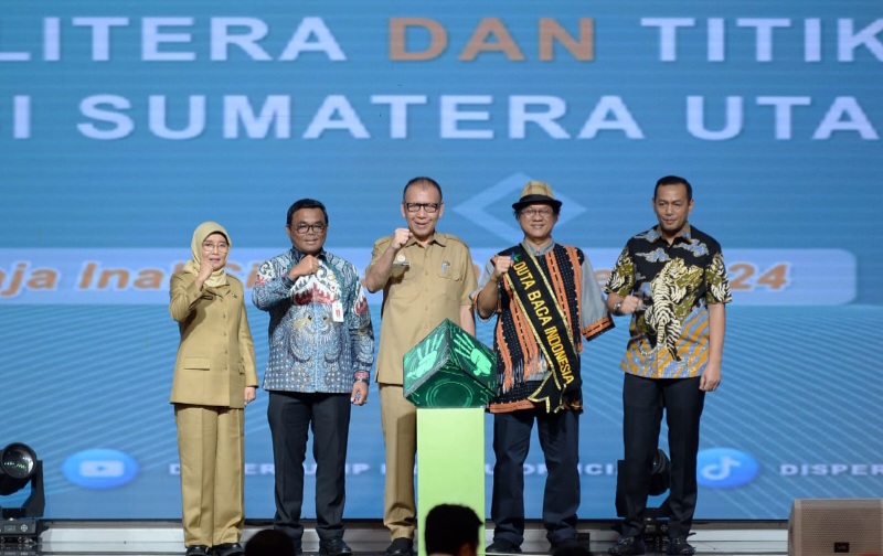 DEPUTI Perpustkaan Nasional Adin Bonar, didampingi Sahli Gubsu M. Armand Effendy Pohan, Kadis BPADDwi Endah Purwanti dan Anggota DPRD Sumut Hendra Cipta, meluncurkan aplikasi Titik Baca di Sumut (Tiba di Sumut) di Aula RIS Kantor Gubsu. Waspada/Ist