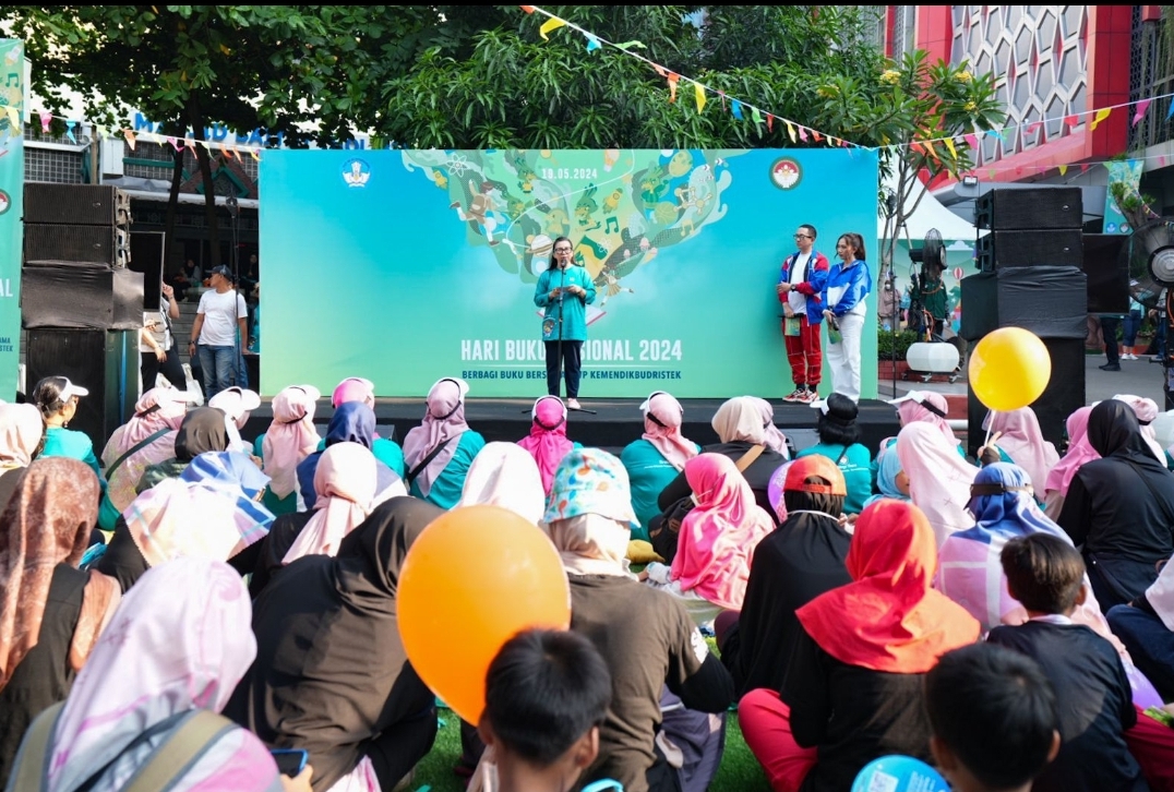 Peringati Hari Buku Nasional, Kemendikbudristek Bagikan 1.800 Buku Bacaan di Car Free Day