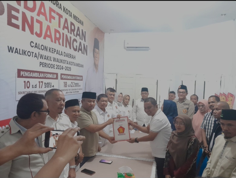 BAKHTIAR Ahmad Sibarani (kanan), mendaftar menjadi calon Wali Kota Medan, di kantor DPC Gerindra Medan, Selasa (21/5/2024). Waspada/ist