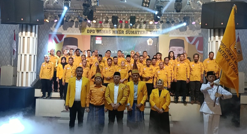 KETUA DPD I Partai Golkar Sumut, Musa Rajekshah, berfoto bersama pengurus MKGR Sumut, masa bakti 2021-2026 di Ballroom Selecta Building Jalan Listrik, Medan, Minggu (25/5/2024). Waspada/ist