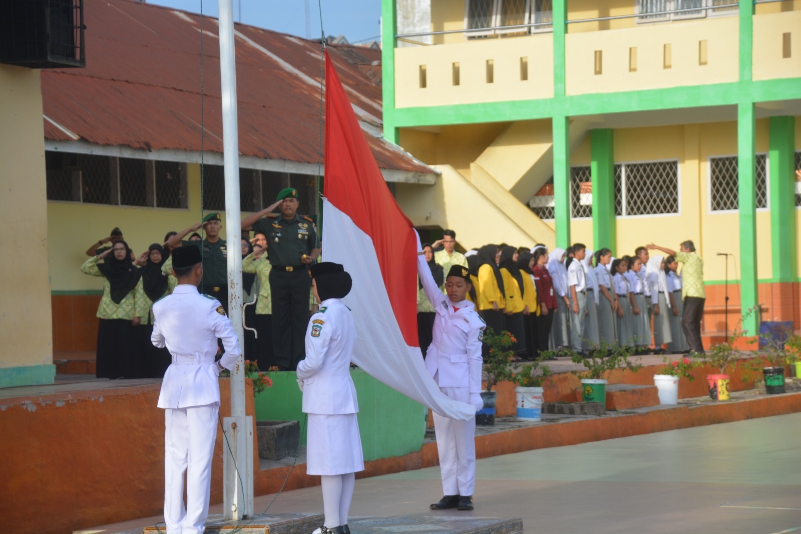 Danrem 022/PT Irup Upacara Bendera Di SMP-SMA Kartika I-4 Pematangsiantar