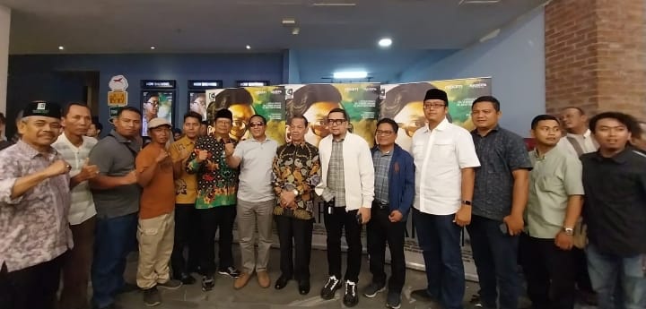 Anggota DPR RI Ahmad Doli Kurnia dan Gus Irawan, bersama Syahrul Pasaribu dan Rusdi Lubis serta para alumni dan kader HMI usai Nobar film LAFRAN. (Waspada/Ist)