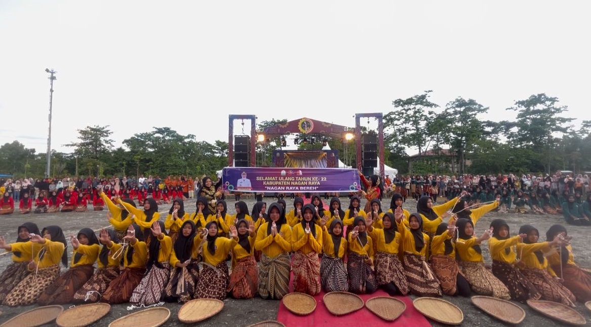 Tarian massal pelajar SMPN 1 Seunagan pada opening gelar teknologi tepat guna di Alun-Alun Suka Makmue, Kamis (9/5).(Waspada/Muji Burrahman)