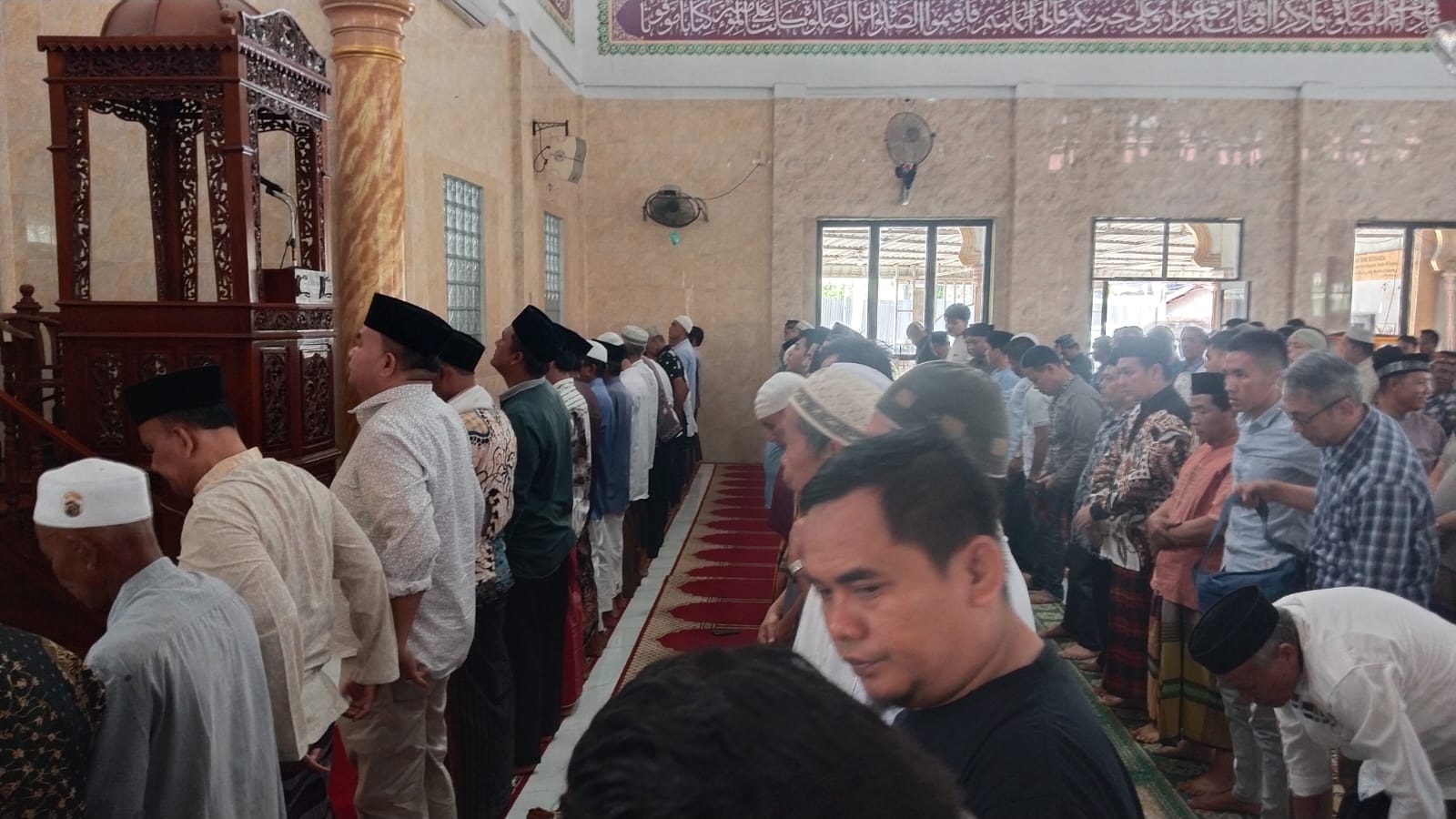 Bacabup Agara Salim Fakhry Sholat Jumat Di Masjid Babussalam