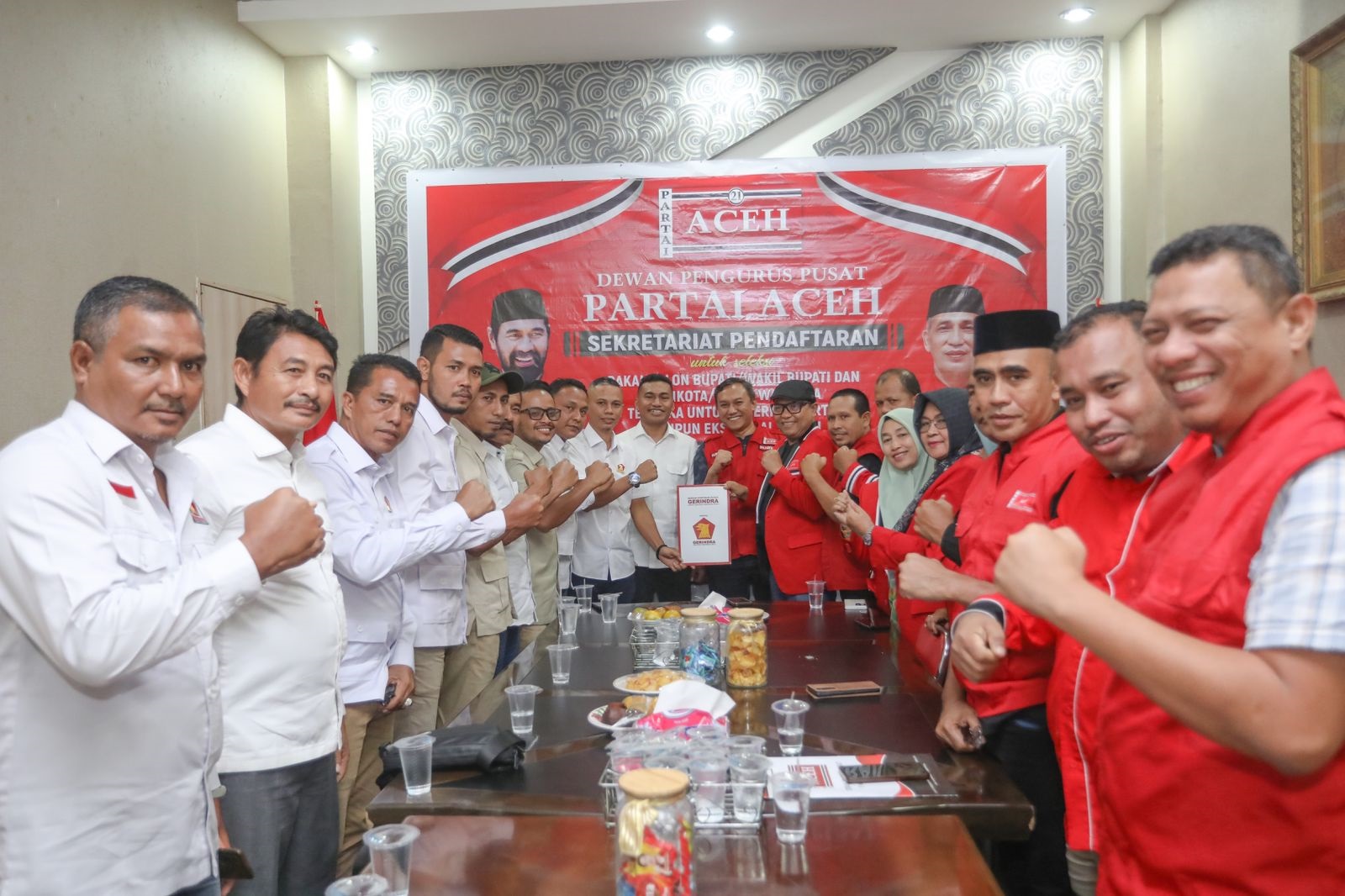 Simbol Bapak Pembangunan Daerah Safaruddin, bersama rombongan DPC Partai Gerindra Abdya, saat mengantar berkas pendaftaran ke DPP-PA di Banda Aceh, sebagai balon Bupati Abdya 2024-2029. Foto direkam Minggu malam (19/5) lalu.Waspada/Ist