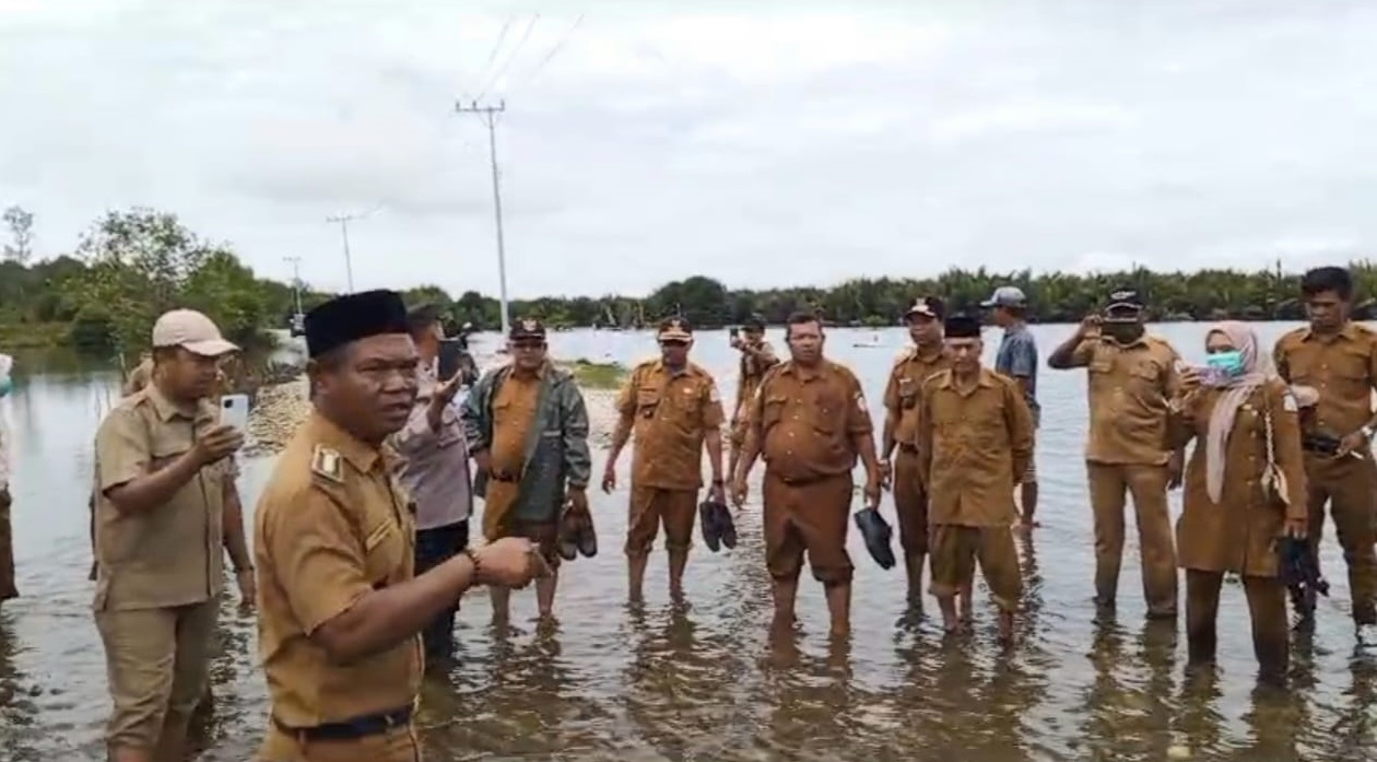 Momen Harkitnas, Masyarakat Gelar Aksi Protes Desak Pembangunan Jalan Kayu Menang