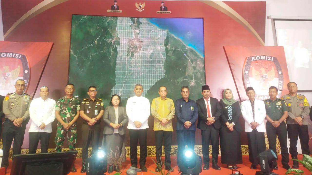 Ketua KPU Sumut Agus Arifin, Pj Bupati Deliserdang Wiriya Alrahman dan lainnya saat berfoto bersama. (Waspada/Edward Limbong).