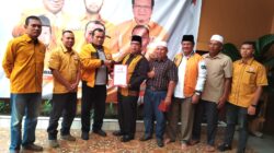 Balon Wali Kota Padangsidimpuan Ir. H. Arwin Siregar (tengah) foto bersama dengan Ketua DPC Hanura Padangsidimpuan H. Marataman Siregar SH (3 kanan) dan Ketua Tim Pendaftaran dan Penjaringan Balon Wali Kota dan Wakil Wali Kota DPC Partai Hanura Padangsidimpuan, Suwandi Sahputra Harahap SE (3 kiri), Kamis (16/5). Waspada/Mohot Lubis