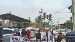 Para mahasiswa saat menggelar aksi di halaman hotel Sing A Song, Kamis (16/5) siang.(Waspada/ist).