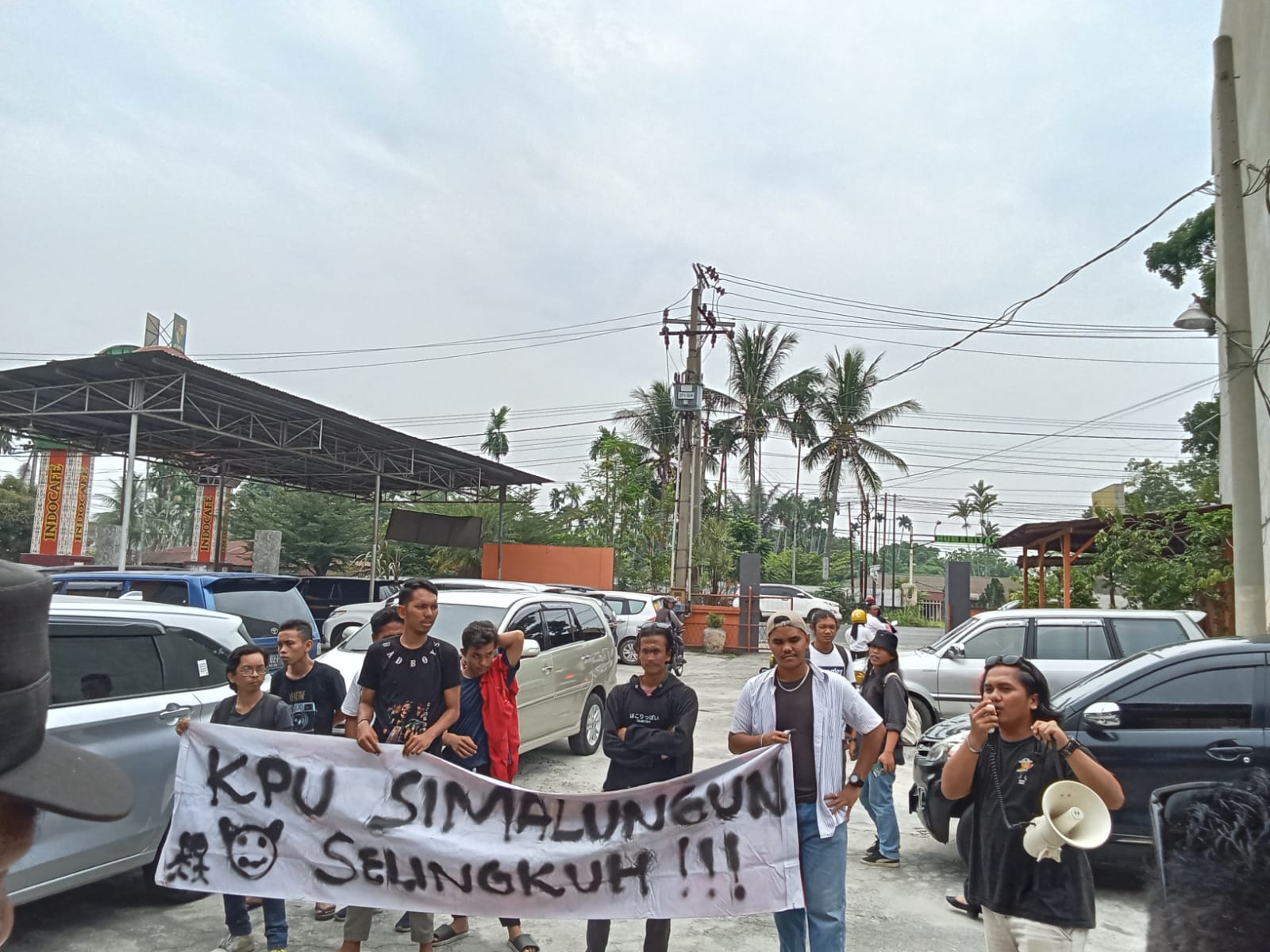 Para mahasiswa saat menggelar aksi di halaman hotel Sing A Song, Kamis (16/5) siang.(Waspada/ist).