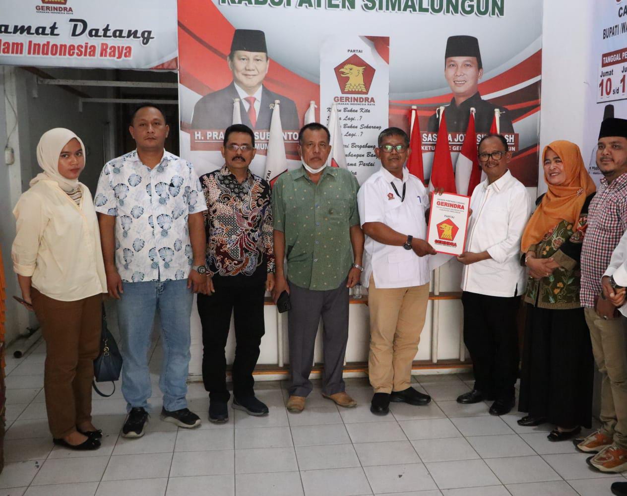 H. Zonny Waldi yang juga Wakil Bupati Simalungun didampingi aktivis buruh Sukoso Winarto saat menyerahkan formulir pendaftaran kepada panitia tim penjaringan Partai Gerindra Kab. Simalungun, Kamis (16/5).(Waspada/ist).