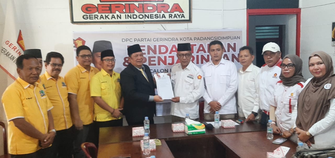 Irsan Efendi Nasution serahkan formulir pendaftaran kepada Sekretaris DPC dan Tim Penjaringan Partai Gerindra Ashari Harahap. (Waspada/Sukri Falah Harahap)