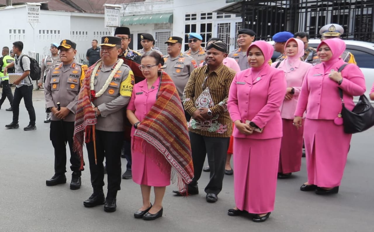 Kapolda Sumut Irjen Pol. Agung Setya Imam Efendi bersama istri dan PJU hadir dalam rangka kunjungan kerja di markas baru Polres Padangsidimpuan. (Waspada/Ist)