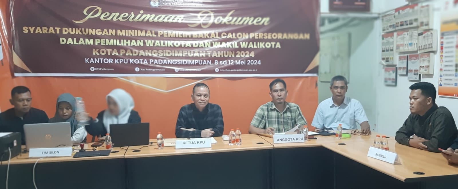 Ketua KPUTagor Dumora dalam konferensi pers Senin (13/5/2024), menyatakan tidak ada bakal calon perseorangan di Pilkada Padangsidimpuan tahun 2024. (Waspada/Sukri Falah Harahap)