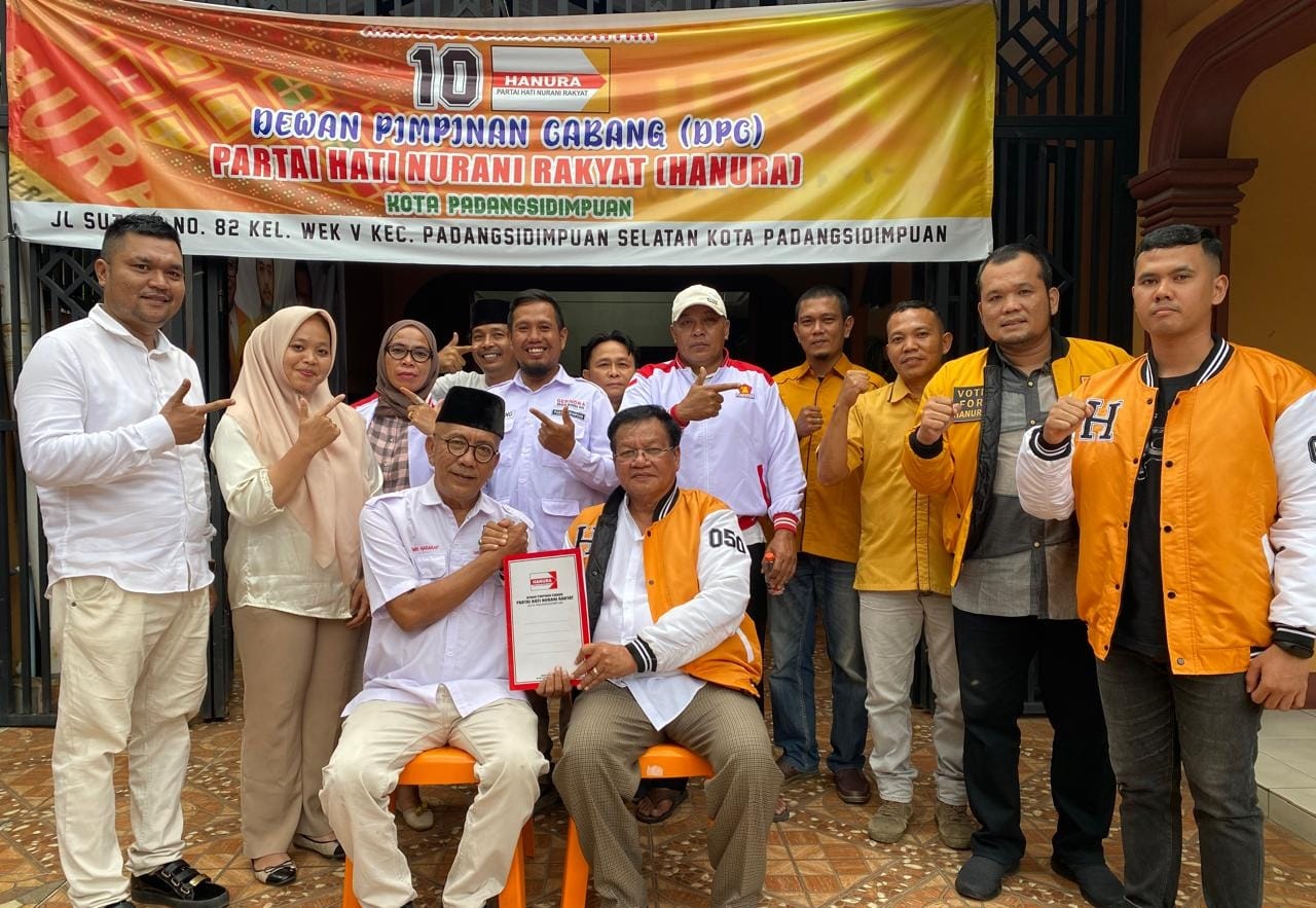 Sekretaris DPC Partai Gerindra Padangsidimpuan, Ashari Harapap (kiri depan) foto bersama Ketua DPC Partai Hanura Padangsidimpuan, H. Marataman Siregar, SH usai mendaftarkan Rusidy Nasution sebagai Balon Wali Kota Padangsidimpuan di Partai Hanura, Jumat (17/5).Waspada/ist.