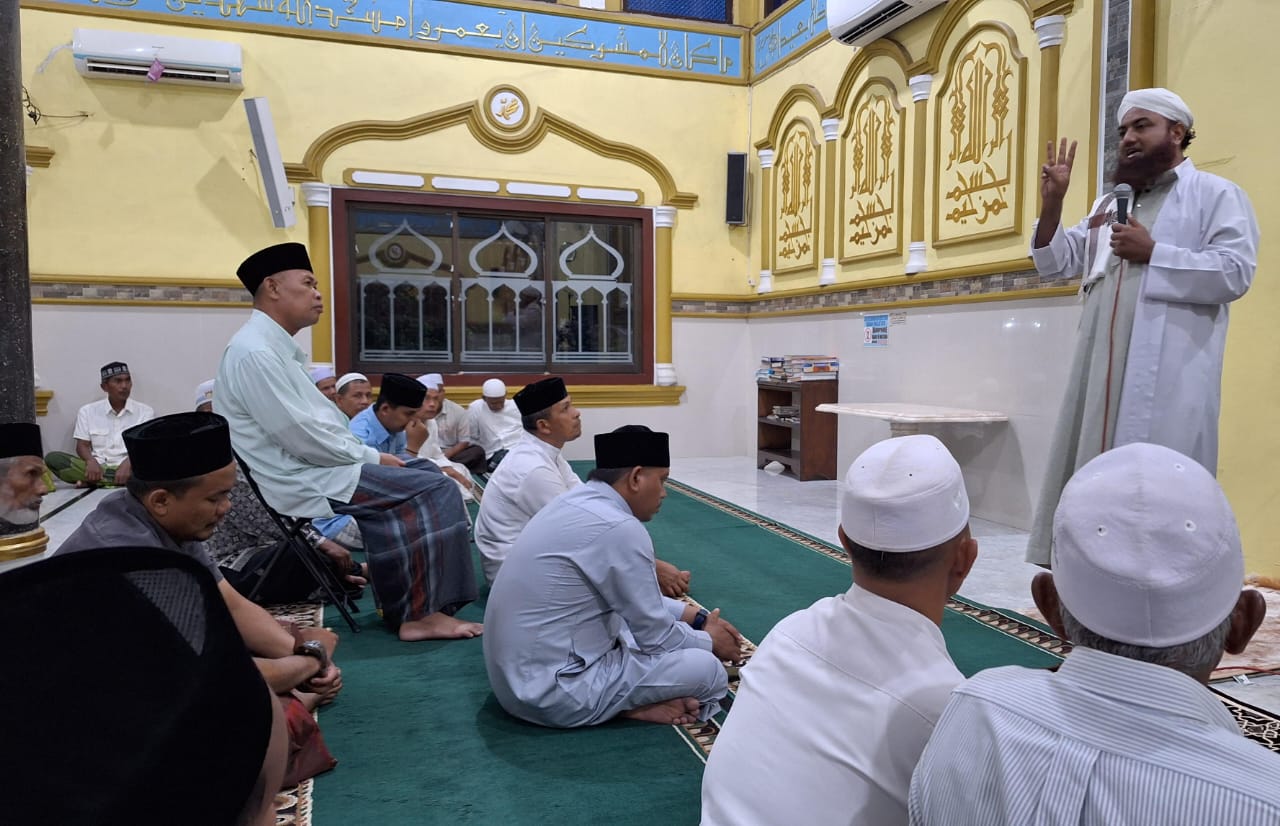 Syech Muhammad Yasin Attari Qadiri, menyampaikan tausiah dalam Safari Dakwahnya di Masjid Baitul Muttaqin Idi Cut, Darul Aman, Aceh Timur, Jumat (17/5). Waspada/H. Muhammad Ishak