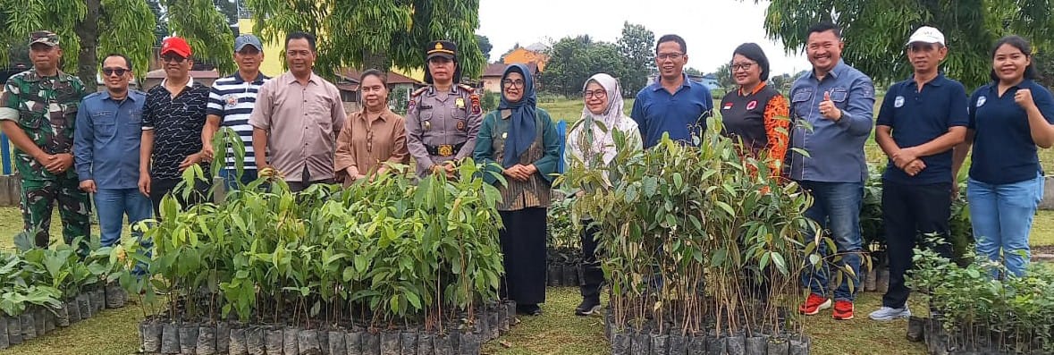 Wali Kota Susanti Dewayani (enam kanan) pose bersama sebelum penanaman bibit pohon bersama USAID IUWASH dengan tema "Water for Peace" dalam rangka Hari Air Dunia ke-32 dan Forum Air Dunia ke-10 di waduk Perumda Tirtauli Pematangsiantar, Jl. Parapat, Km 5,5, Kel. Tong Marimbun, Kec. Siantar Marimbun, Sabtu (18/5).(Waspada-Ist).