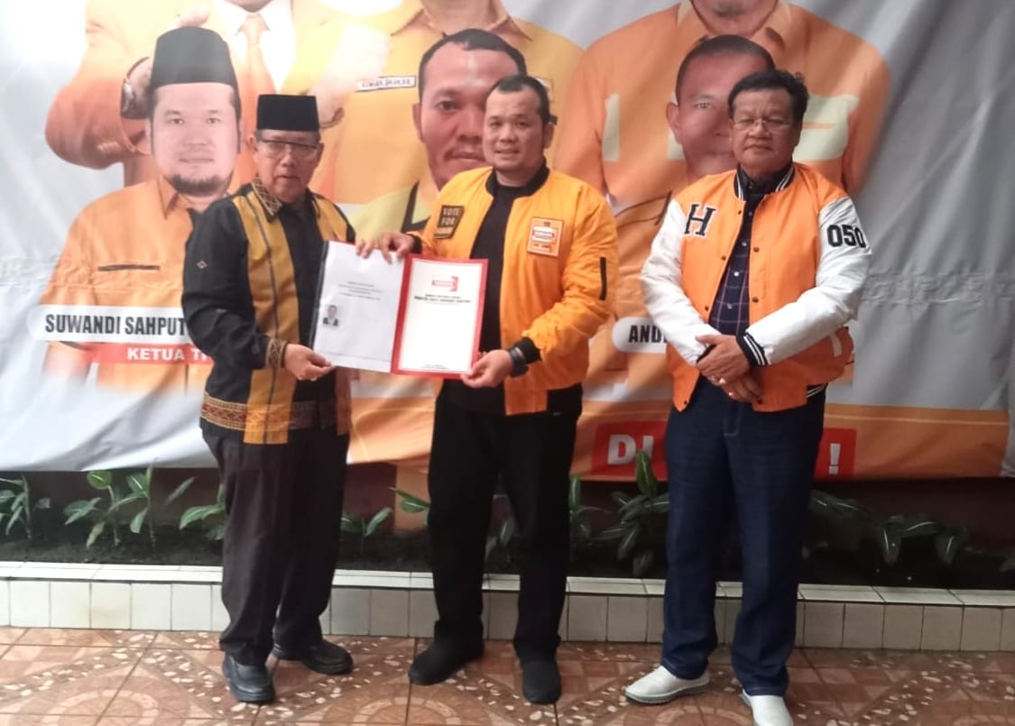 Balon Wakil Wali Kota Padangsidimpuan Ir. H.Arwin Siregar (kiri) foto bersama dengan Ketua Tim Pendaftaran dan Penjaringan Balon Wali Kota dan Wakil Wali Kota DPC Partai Hanura Padangsidimpuan, Suwandi Sahputra Harahap SE dan Ketua DPC Hanura Padangsidimpuan H. Marataman Siregar SH (kanan), Jumat (17/5). Waspada/ist.