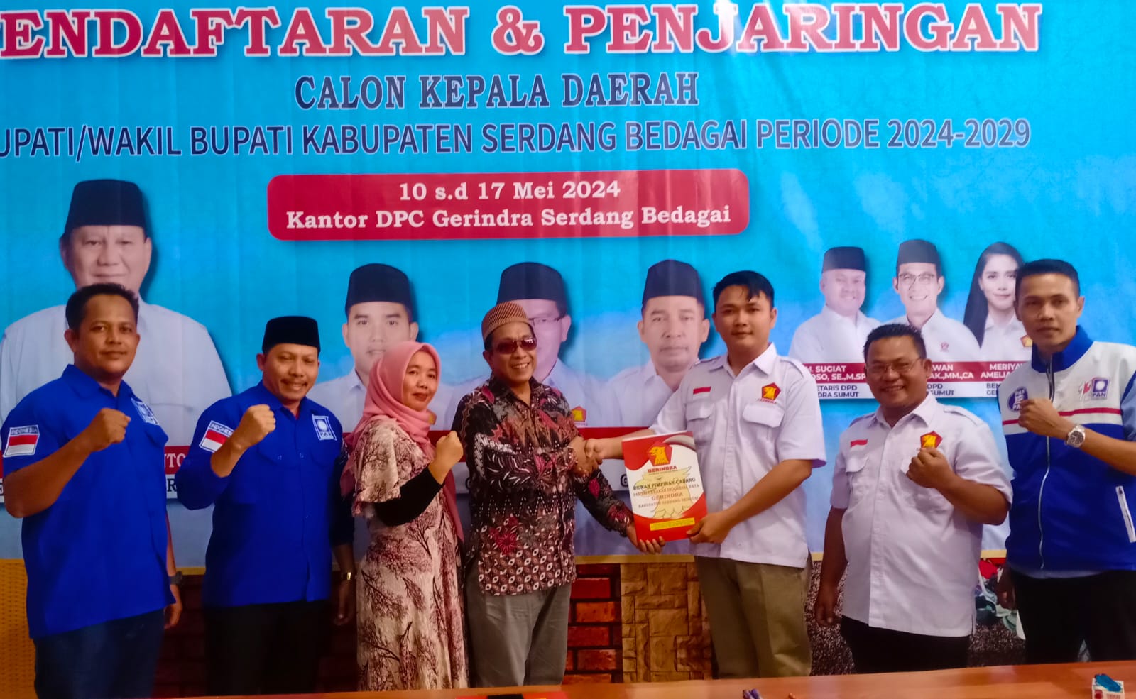 Ketua Fraksi PAN Sergai Nahwan SAg didampingi sang istri, Anggota DPRD Sergai terpilih Irianto saat mendaftar sebagai Balon Bupati Sergai di Partai Gerindra Sergai diterima Tim Penjaringan Pilkada Indra Syahputra dan Helmi Saragih, Minggu (19/5) di kantor partai di Sei Rampah.(Waspada/Edi Saputra)