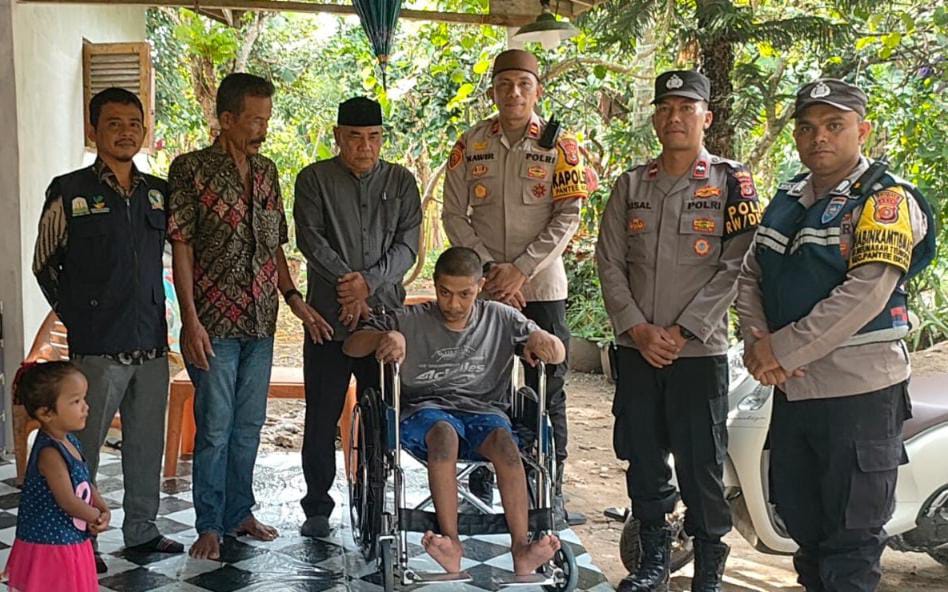 Kapolsek Pante Bidari Iptu Munawir HRD SKM, didampingi Plt Camat Pante Bidari Iswandi, dan TKSK Pante Bidari Syafari MA, menyerahkan kursi roda ke penyandang disabilitas di Meunasah Tunong, Pante Bidari, Aceh Timur, Jumat (17/5). Waspada/H. Muhammad Ishak