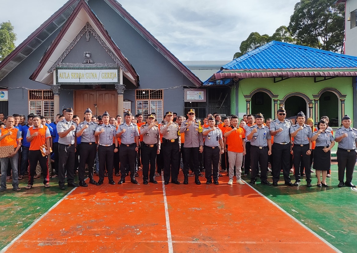 Kapolres Taput, AKBP Ernis Sitinjak foto bersama Kepala Rutan Tarutung Ismet Sitorus dan seluruh pejabat strukturalnya usai Upacara Bendera Kesadaran Berbangsa dan Bernegara di Lapangan Rutan tersebut, Senin (13/5). Waspada/ist