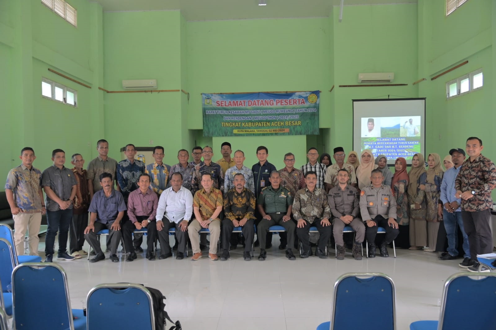 Peserta rapat turun sawah MT Gadu (Meugo Ruweung) tahun 2024 dan Rendengan (Meugo Thon) tahun 2025 di Aula Balai Penyuluh Pertanian, Lambaro Samahani, Kecamatan Kuta Malaka, Aceh Besar, Kamis (2/5). (Waspada/Ist)