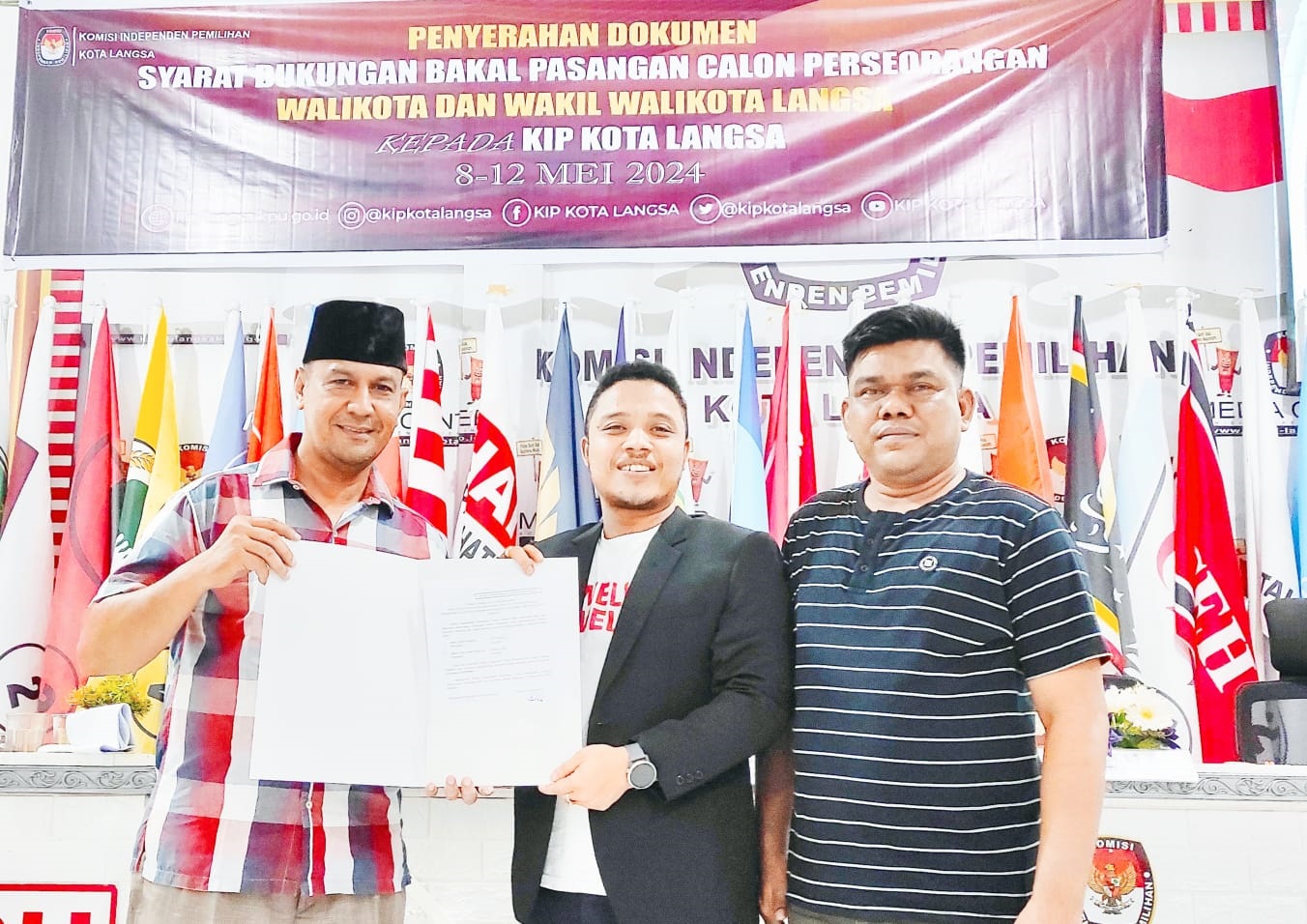 Ketua Divisi Teknis Muhammad Alfadhal, M.Si didampingi Ketua KIP Langsa Ridwan, ST saat menerima dokumen syarat dukungan bakal Paslon perseorangan untuk maju Pilkada 2024. Waspada/Munawar