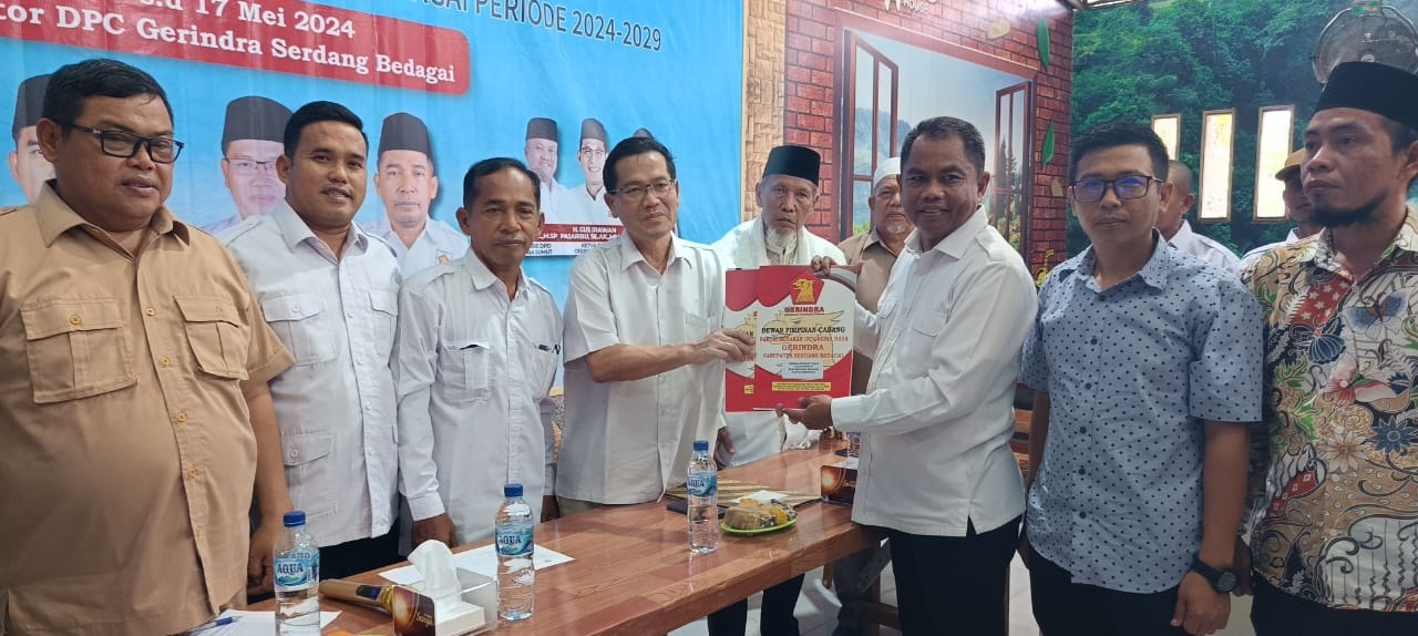 Darma Wijaya mengembalikan formulir yang langsung diterima ketua DPC Partai Gerindra Budi Sumalim. Waspada/Darmawan