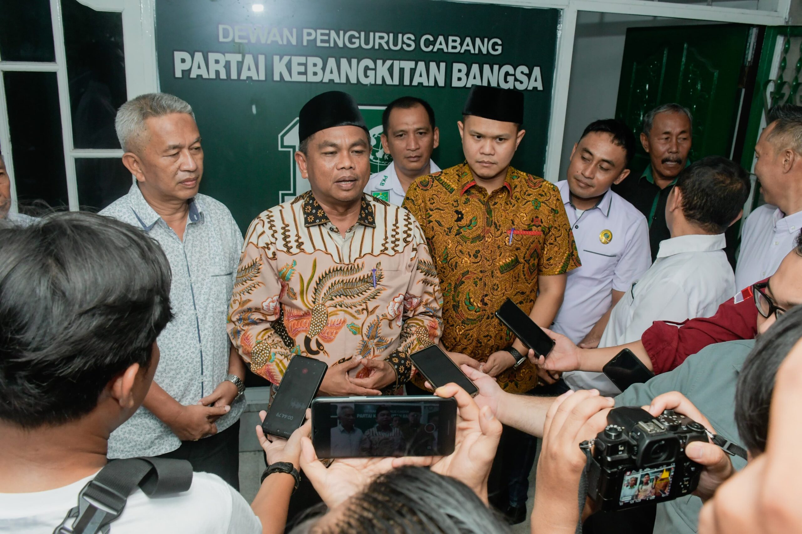 Ketua DPC PKB Sergai Safaruddin bersama Darma Wijaya dan Adlin Tambunan saat di wawancarai wartawan di kantor DPC PKB Desa Firdaus, Kec. Seirampah, Sergai. Waspada/Darmawan.