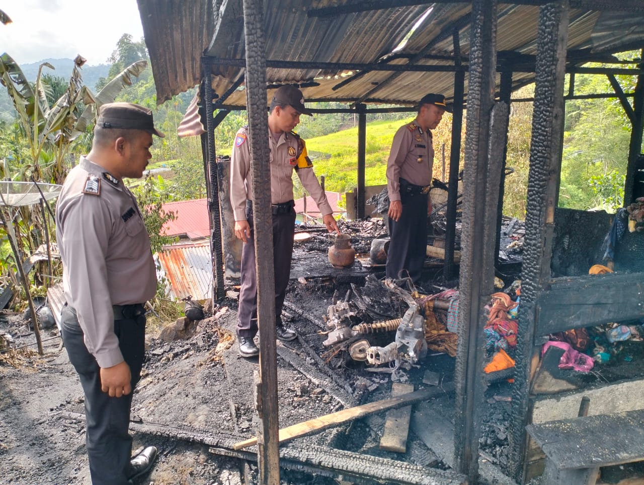 Dua rumah semi permanen di Desa Sibalanga, Kecamatan Adian Koting, Taput ludes dilalap api, Minggu, (19/5) sekira pukul 00.15 dini hari. Waspada/ist