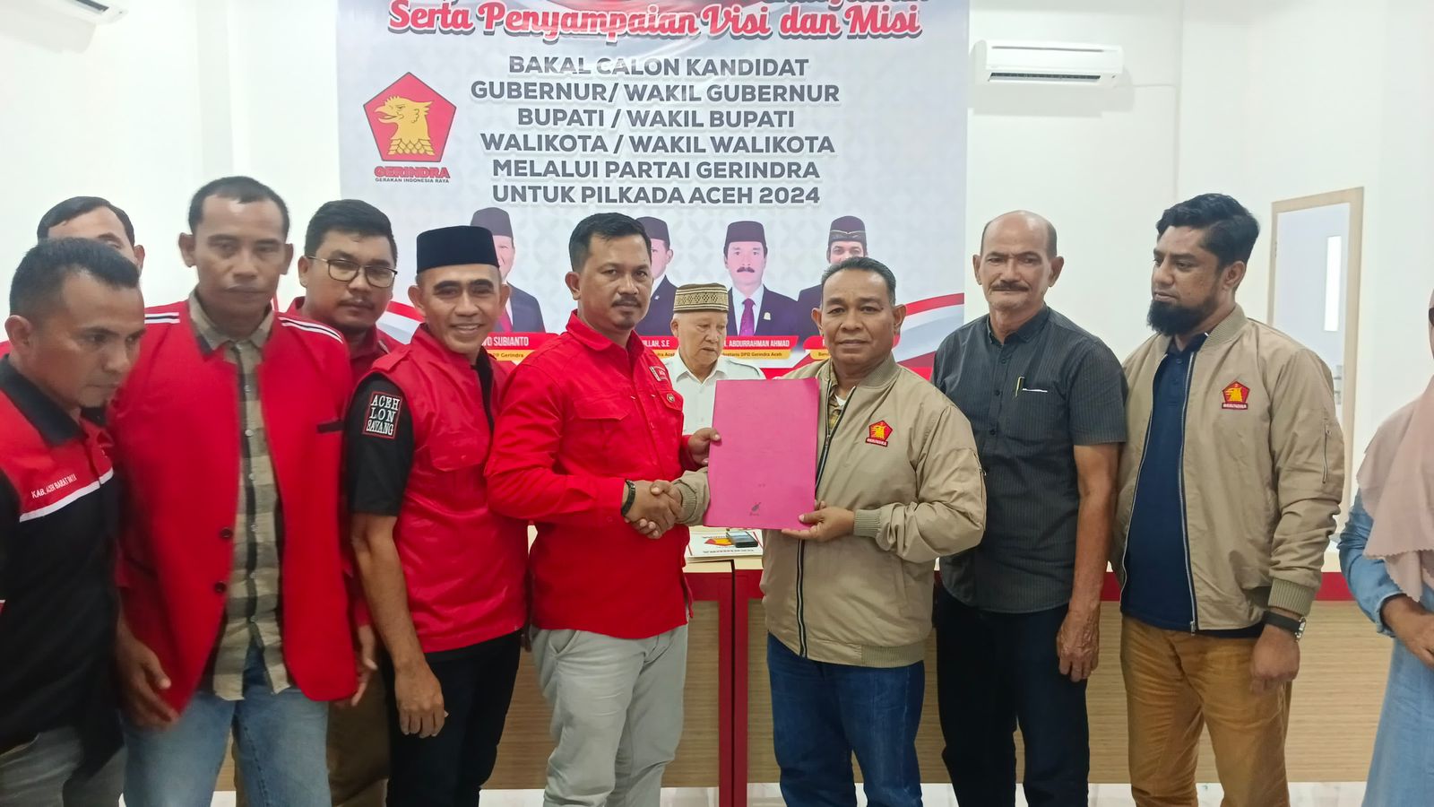 Pengurus DPP-PA mengantar berkas pendaftaran Jufri Hasanuddin, sebagai balon Bupati Abdya Periode 2024-2029, ke DPD Partai Gerindra Aceh. Senin (20/5).Waspada/Ist