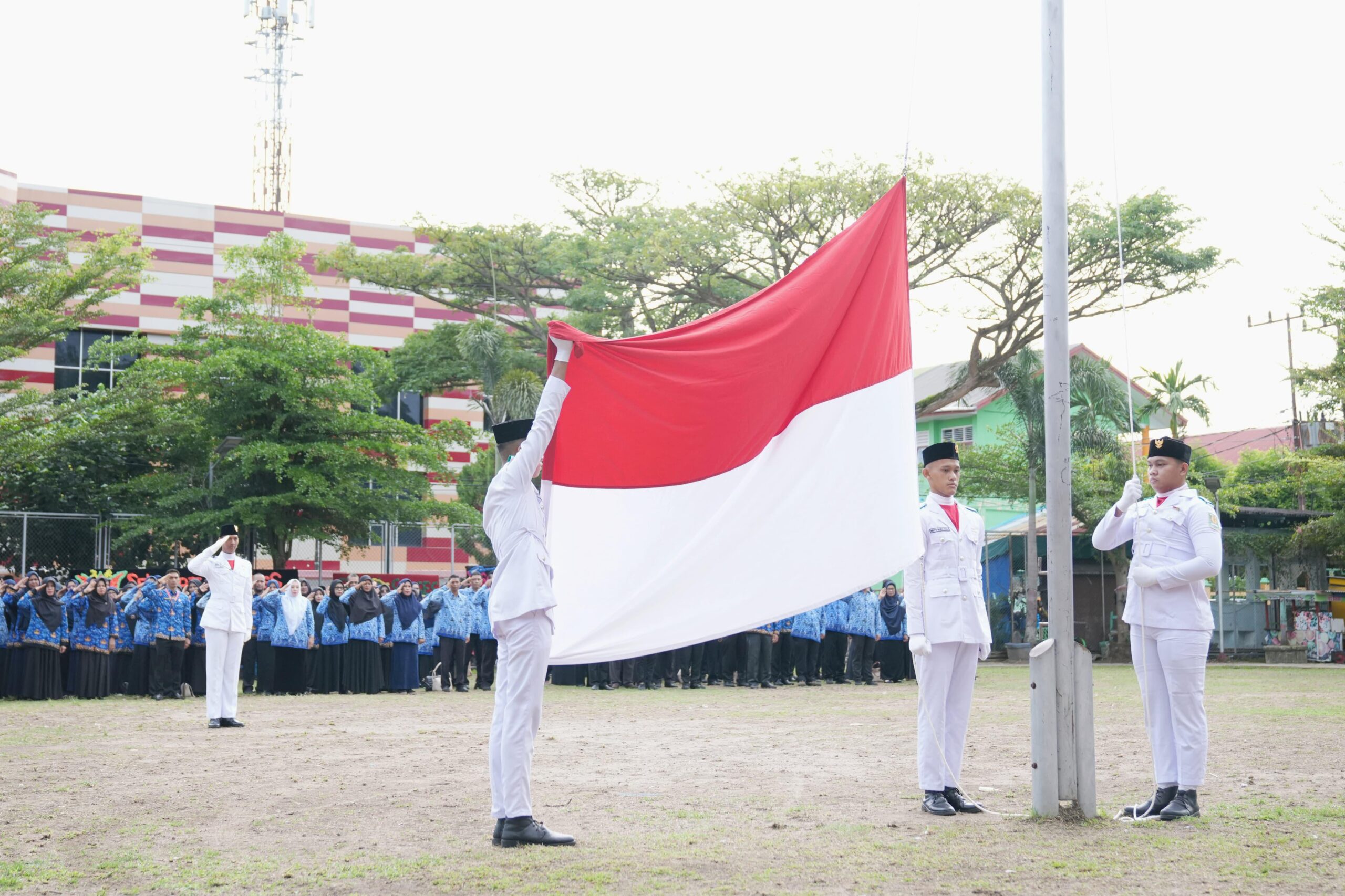 Pengibaran Bendera Merah Putih pada Upacara Peringatan Harkitnas. (Waspada/TZ)