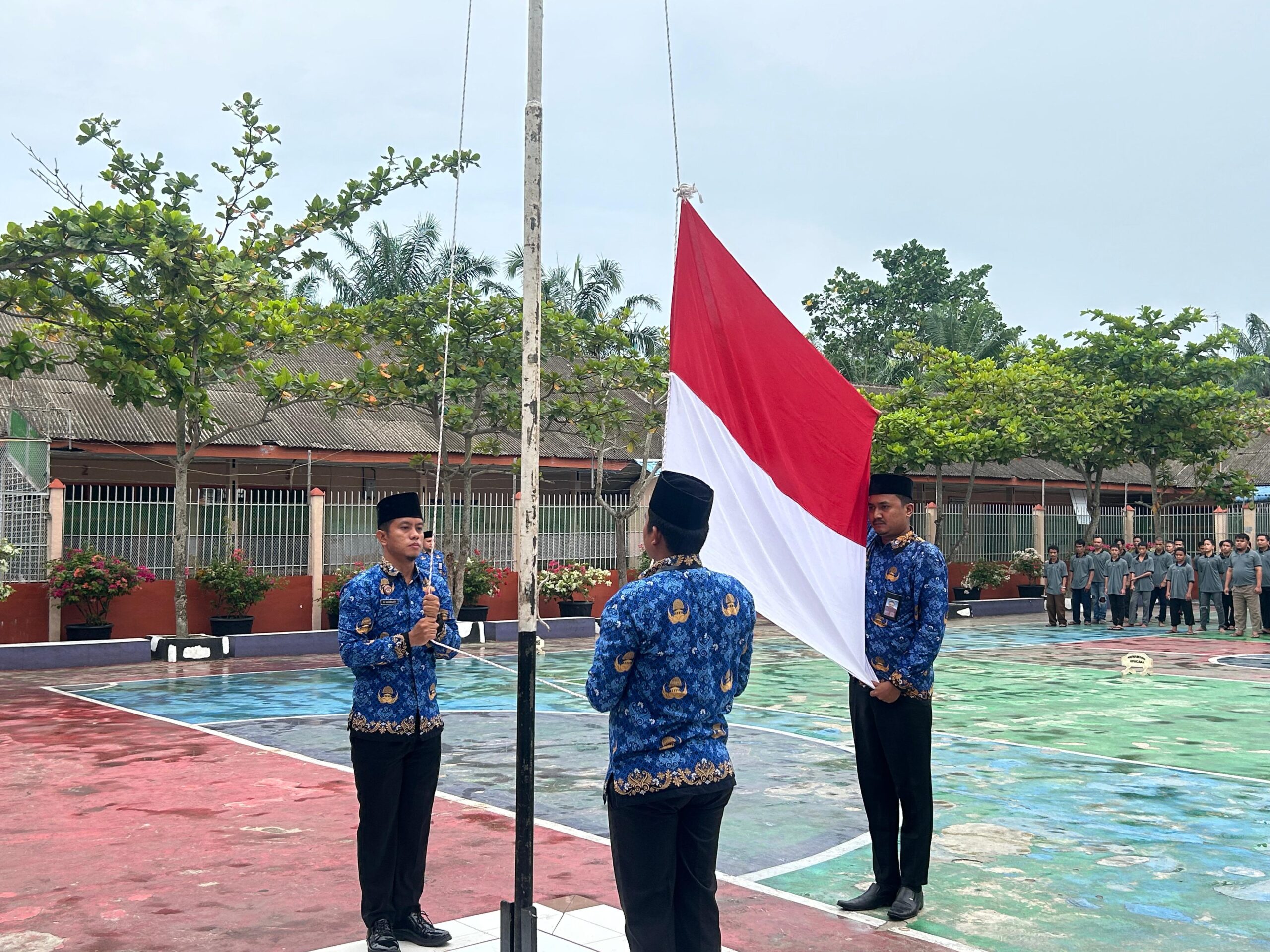    UPACARA peringatan Harkitnas ke-116 tahun 2024 di Lapas Kelas IIA Labuhan Ruku, Kanwil Kemenkumham Sumut berlangsung khidmat. Waspada/Ist