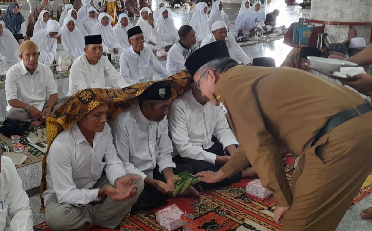 Pj Bupati Azmi didampingi Sekda Ahmad Rivai, Kakan Kemenag Azhar melakukan tepung tawar kepada para jemaah calon haji asal Aceh Singkil di Masjid Agung Nurul Makmur Singkil, Senin (20/5/2024). WASPADA/Ariefh.