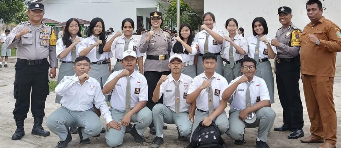 Kapolsek Siantar Marihat AKP Relina Lumbangaol (lima kiri berdiri) pose bersama para siswa-siswi dan lainnya usai bertindak sebagai pembina upacara dalam memperingati Harkitnas ke-116 di SMAN 1, Jl. Parsoburan, Pematangsiantar, Senin (20/5).(Waspada-Ist).