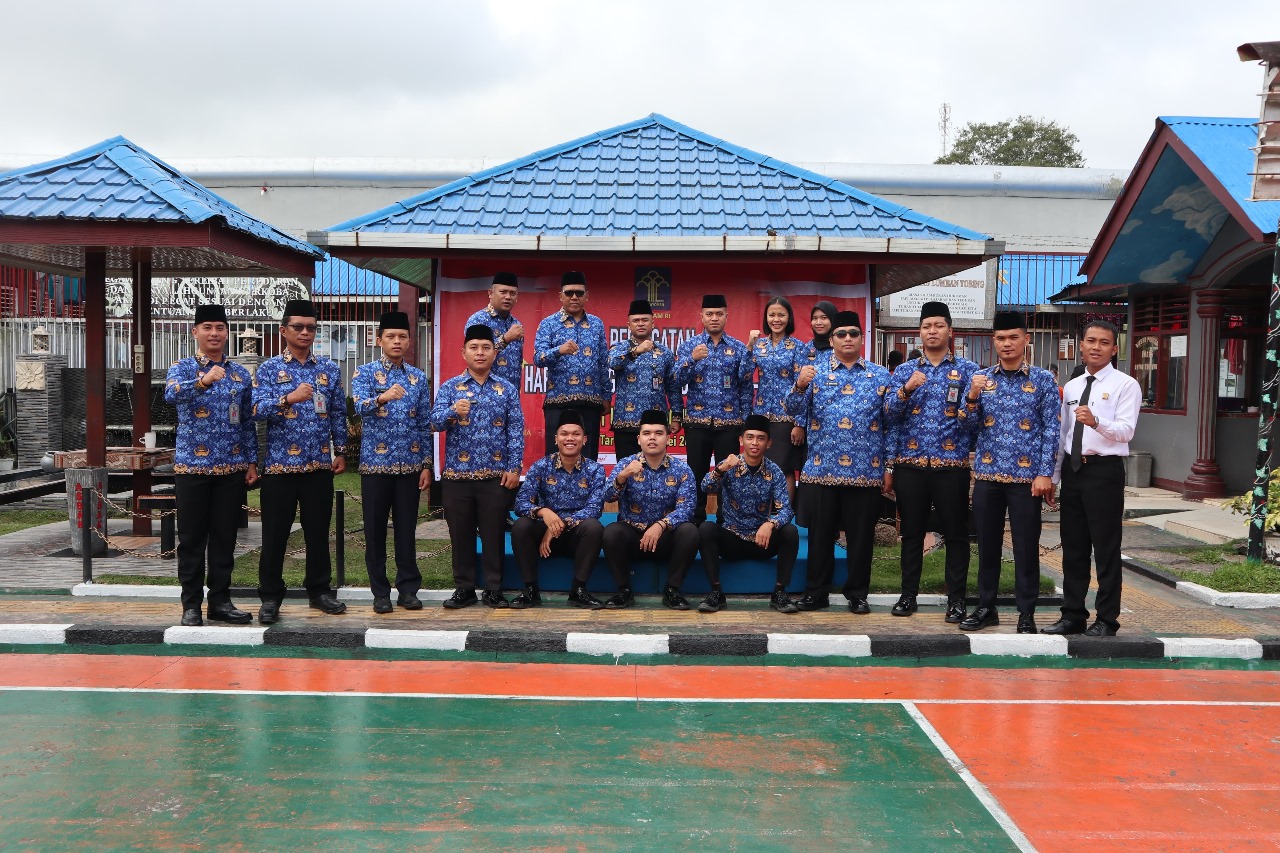 Kepala Rutan Tarutung, Ismet Sitorus bersama para pejabat struktural dan pegawai foto bersama usai menggelar Upacara Hari Kebangkitan Nasional di Lapangan Upacara Rutan Tarutung, Senin (20/5). Waspada/ist