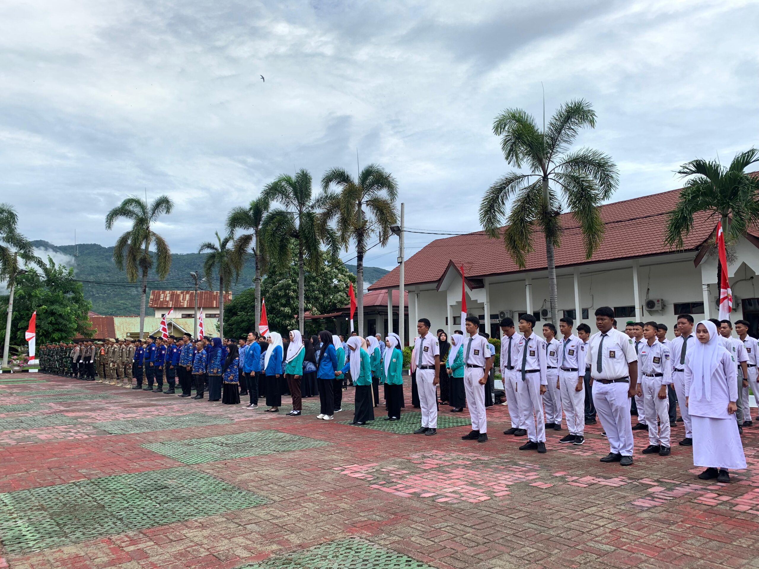 Peserta upacara Hari Kebangkitan Nasional di di lapangan Setdakab, Senin (20/5). Waspada/Seh Muhammad Amin