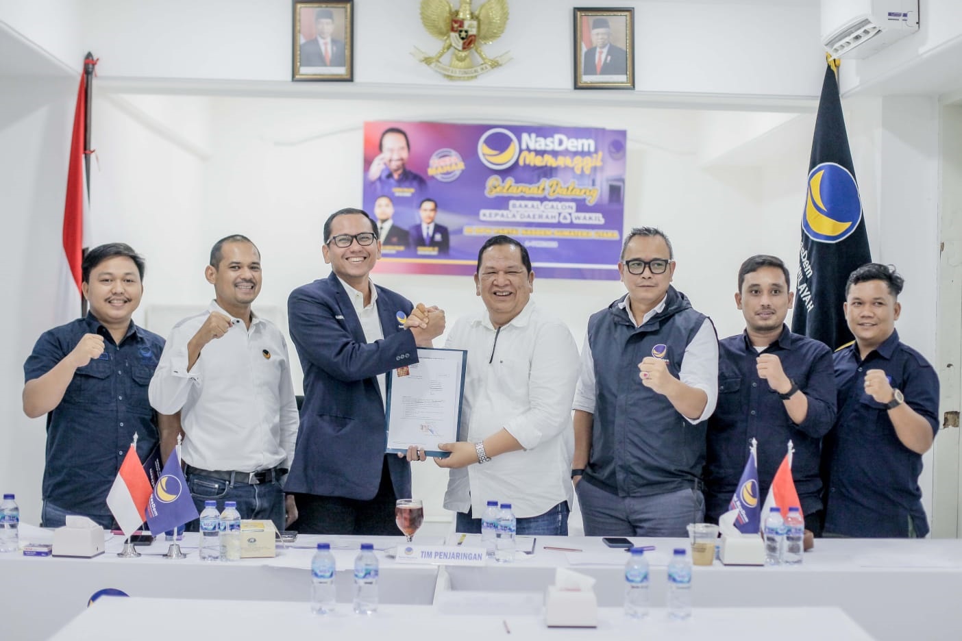 Irsan Efendi Nasution bersama Tim Penjarigan Bakal Calon Kepala Daerah DPW Nasdem Sumut. (Waspada/Ist)