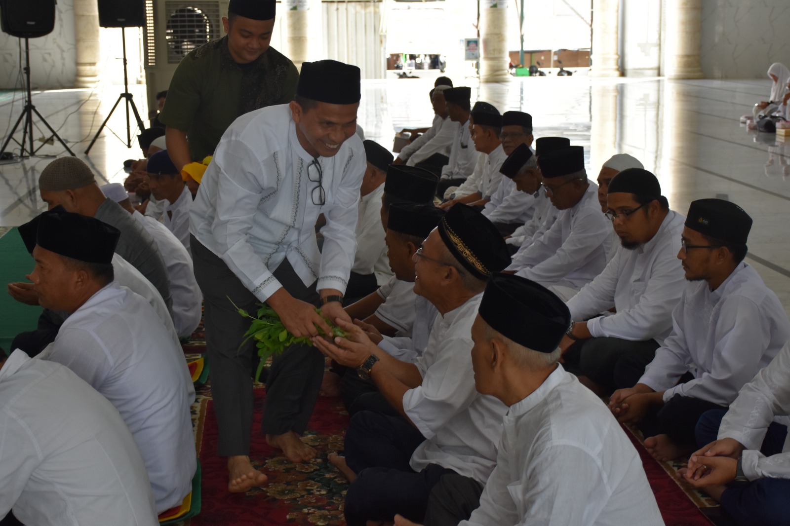 Tampak Abdul Qayyim saat mempeusijeuk 162 calon jamaah haji di Masjid Agung Darul Falah Kota Langsa, Selasa (21/5). Waspada/Rapian