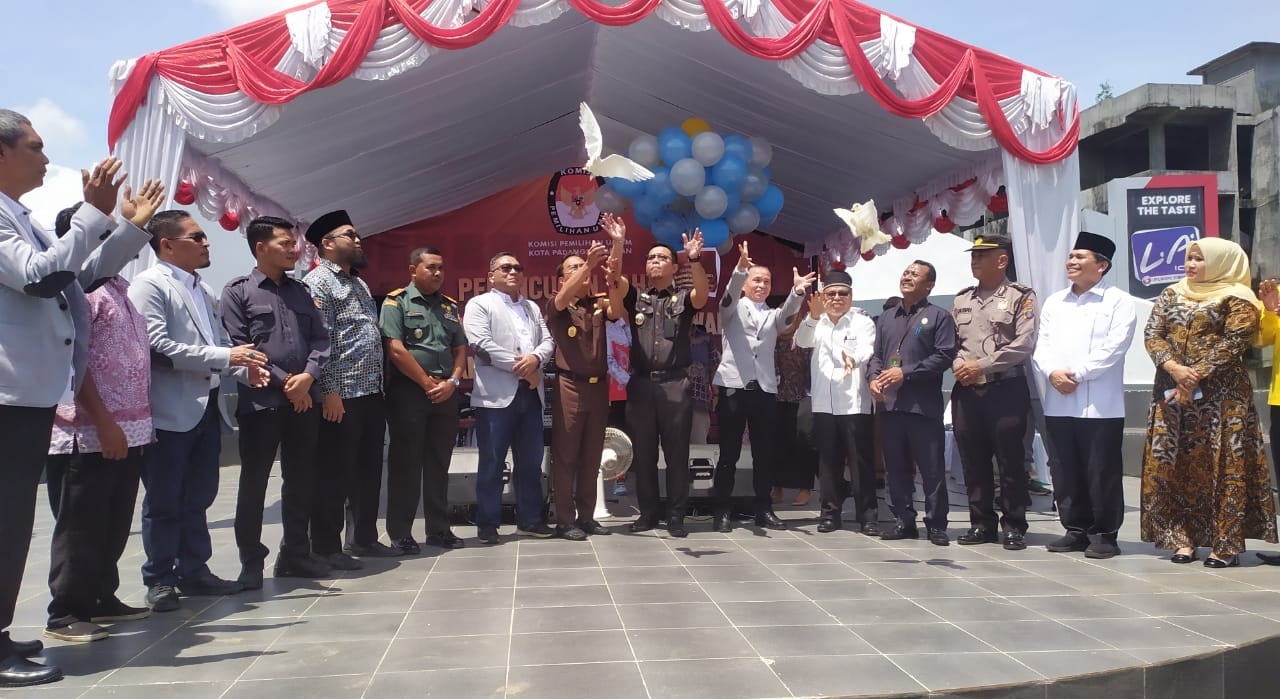 Ketua KPU Padangsidimpuan Tagor Dumora Lubis (6 kanan) bersama Ketua MUI Padangsidimpuan ustadz Drs. H. Zulfan Efendi Hasibuan MA (5 kanan) serta Plt. Sekda Kota Padangsidimpuan Roni Gunawan Rambe (8 kanan) dan Kajari Padangsidimpuan Dr. Lambok Marisi Sidabutar melepas burung merpati pada peluncuran Tahalan Pemilihan Wali Kota dan Wakil Wali Kota Padangsidimpuan Tahun 2024 di Alaman Bolak, Padang Nadimpu, Padangsidimpuan, Selasa (14/5).Waspada/Mohot Lubis.