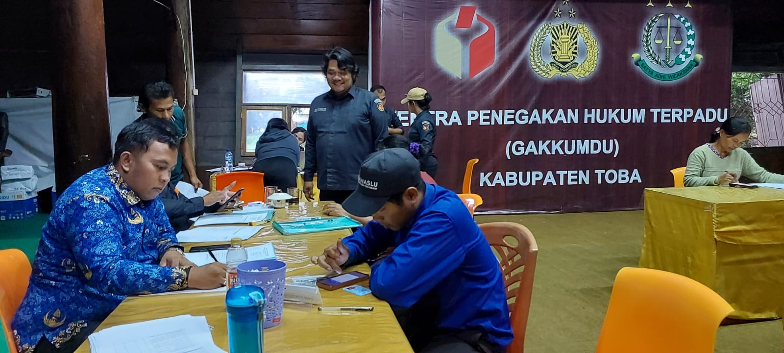 Proses penerimaan pendaftaran PKD di kantor Bawaslu Toba, Senin (20/5). Waspada/Ramsiana Gultom