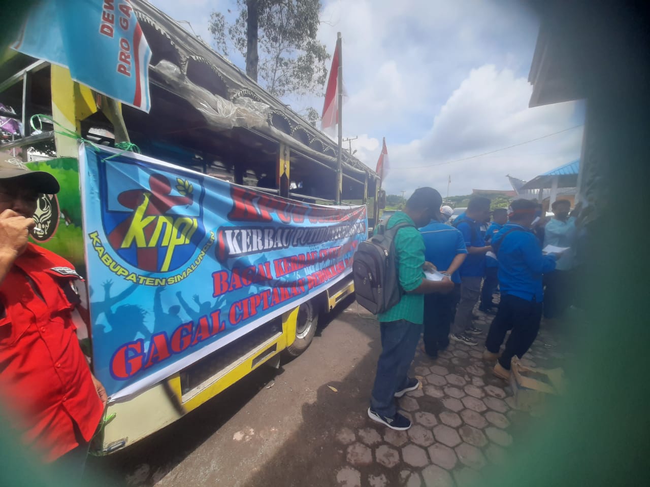 Salah satu spanduk yang dibawa pengunjuk rasa dari KNPI Simalungun di kantor KPU Simalungun, Senin (20/5) berbunyi: KPU Simalungun kerbau putih untuk dagangan, Bagai kerbau dicucuk hidungnya, gagal laksanakan demokrasi untuk rakyat.(Waspada/Hasuna Damanik).