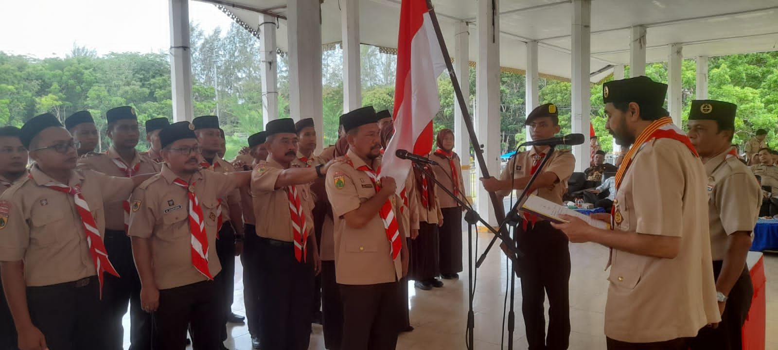 Muzakir Manaf ketika mengukuhkan kepengurusan Kwarcab Gerakan Pramuka Aceh Tamiang, Selasa (21/5) di tribun kantor bupati Aceh Tamiang. (Waspada/Yusri).