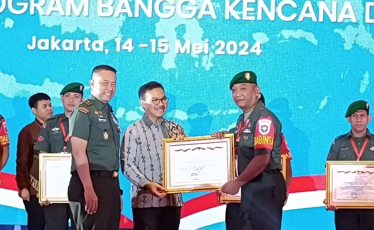 Sertu Eko Purwanto, Babinsa dari Kodim 0104/Aceh Timur menerima penghargaan bergengsi di tingkat nasional dalam Bangga Kencana serta percepatan penurunan stunting dari Kepala Badan Kependudukan dan Keluarga Berencana Nasional (BKKBN), Dr. (H.C.) dr. Hasto Wardoyo, Sp.OG(K), bersama Waaster Panglima TNI Brigadir Jenderal TNI Terry Tresna Purnama, S.I. Kom., M.M, Selasa (14/5). Waspada/ist