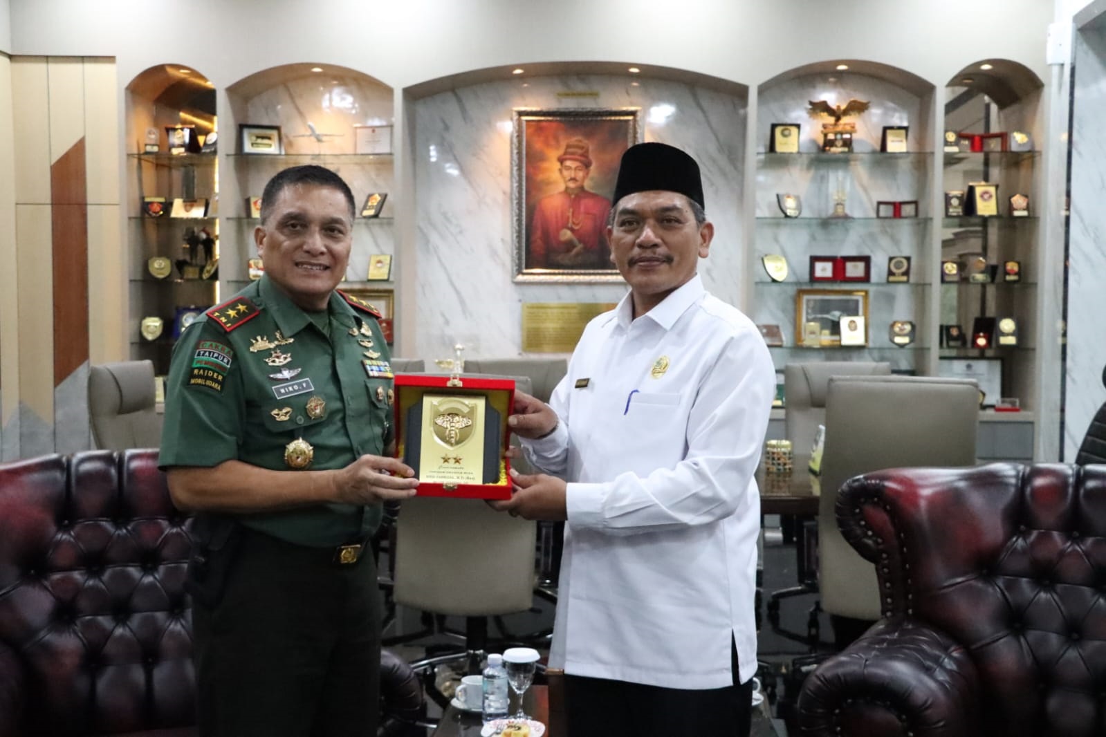 Rektor Institut Agama Islam Negeri (IAIN) Langsa Prof. Dr. Ismail Fahmi Arauf Nasution, MA melakukan kunjungan silaturahmi ke Panglima Daerah (Pangdam) Iskandar Muda (IM) Mayjen TNI Niko Fahrizal, M. Tr.(Han) di ruang kerjanya, Selasa (14/5). Waspada/ist