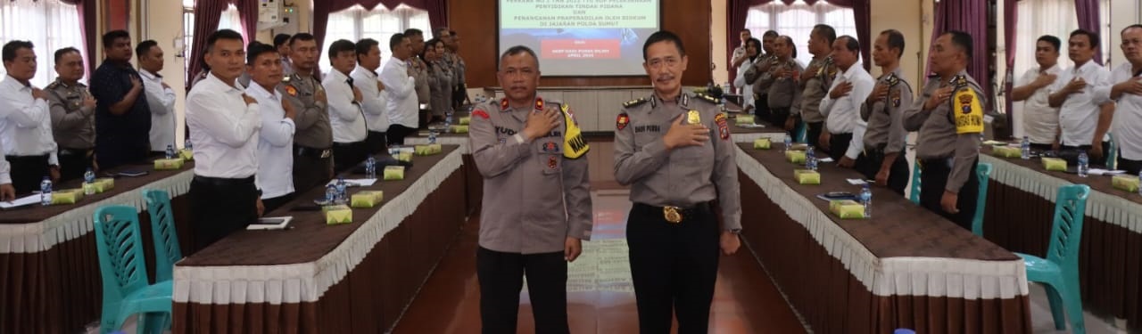 Wakapolres Kompol Ahmad Wahyudi (kiri berdiri tengah) mewakili Kapolres AKBP Yogen Heroes Baruno menyambut Tim Bidkum Poldasu pimpinan Ketua Tim AKBP Dadi Purba (kanan berdiri tengah) yang melaksanakan penyuluhan hukum tentang Perkaba No. 1 tahun 2022 di aula Widya Satya Brata Mapolres, Jl. Jend. Sudirman, Selasa (14/5) sore.(Waspada-Ist).