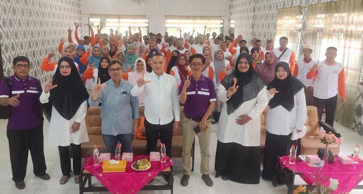 Kepala Dinas Pangan, Pertanian, Kelautan dan Perikanan Kota Langsa Banta Ahmad, SSt.Pi, didampingi Direktur Eksekutif Alishter, Ir. Syafrizal, berfoto bersama dengan para petani dan penyuluh, di Aula setempat, Rabu (15/5). Waspada/Rapian