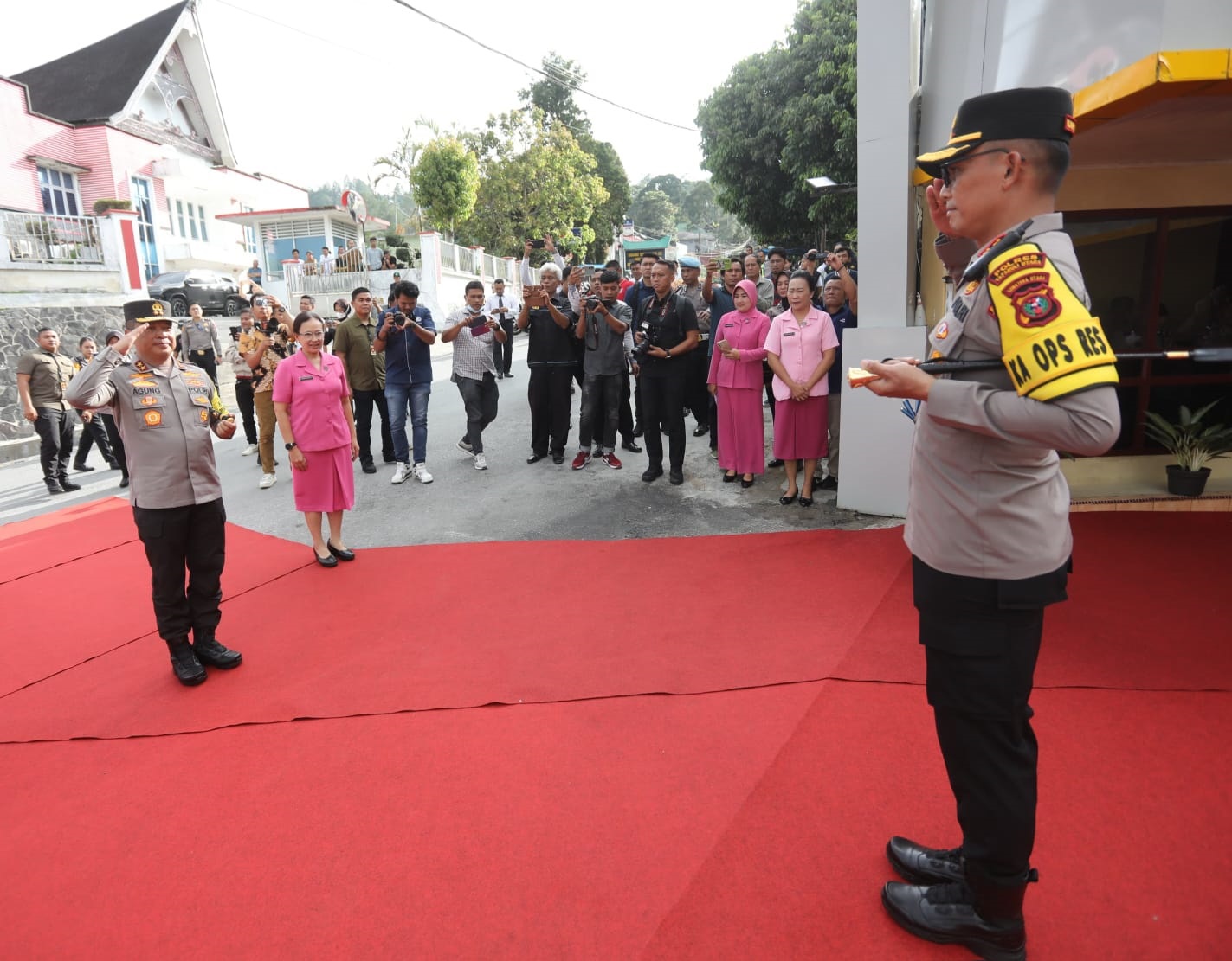 Kapoldasu Sumut, Irjen Pol Agung Setya Imam Effendi diterima Kapolres Taput, AKBP Ernis Sitinjak saat kunker ke Mapolres Taput, Selasa (14/5) sore. Waspada/ist