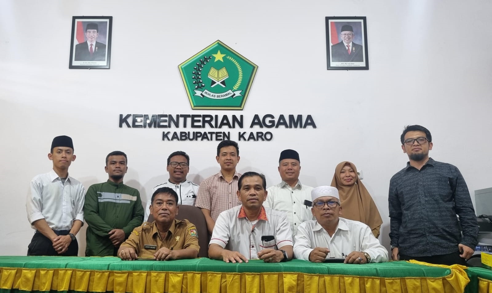 PANITIA Musabaqah Tilawatil Qur'an (MTQ) Karo diabadikan saat berada di Kantor Kemenag Kab Karo. Waspada/ Micky Maliki.