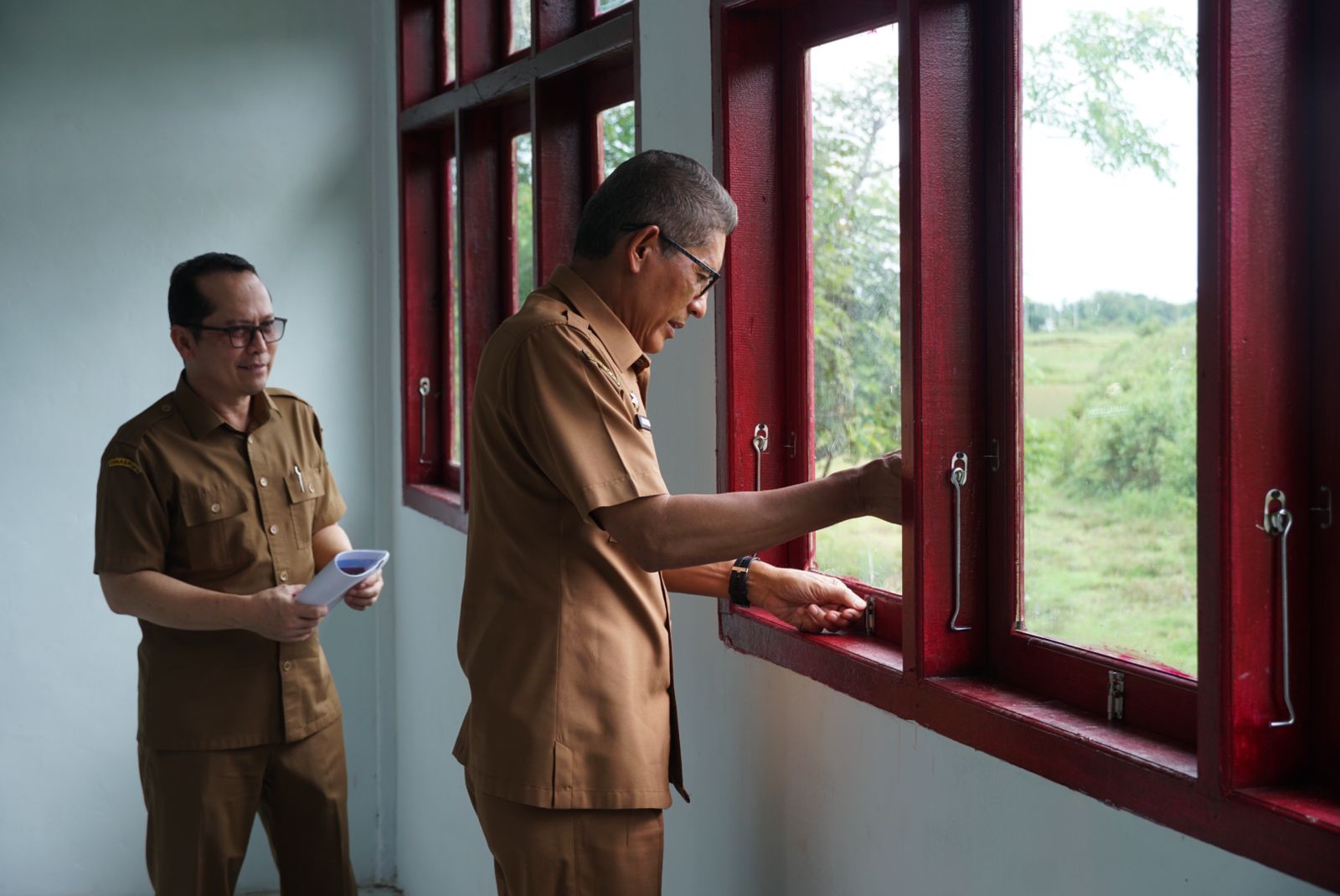 Asisten III Sekdakab Jamaluddin mengecek langsung bahan pembangunan gedung SDN Bak Sukon Kecamatan Kuta Cot Glie, Aceh Besar, Selasa (21/5). (Waspada/Ist)